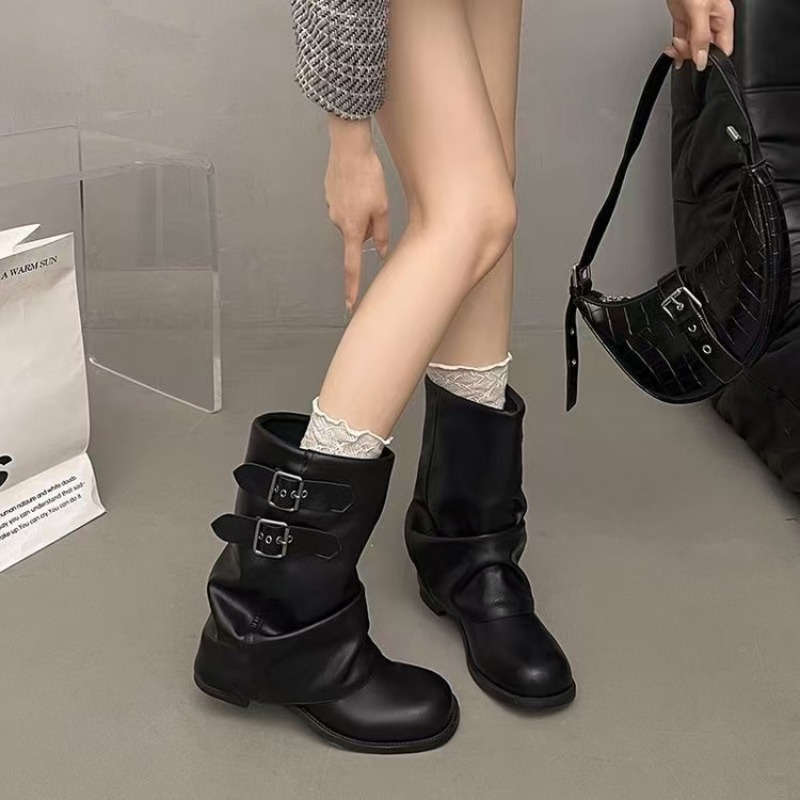 No Show Sock Women - รองเท้าบูทผู้หญิงสีดำทรงหลวมระดับกลางน่อง ตกแต่งหัวเข็มขัดคู่ ส้นเตี้ยทรงบล็อก ปิดด้วยซิป สไตล์เรโทร พร้อมดีไซน์จีบ